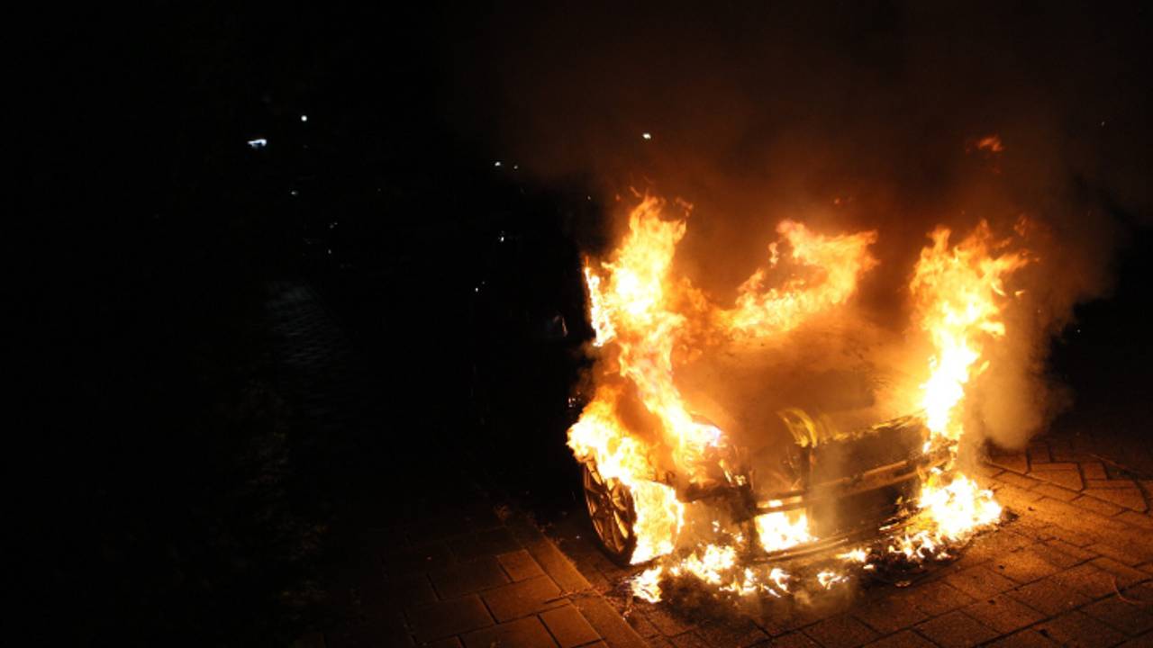 Auto uitgebrand (foto: Rob Engelaar / Infocus Mediaproducties).