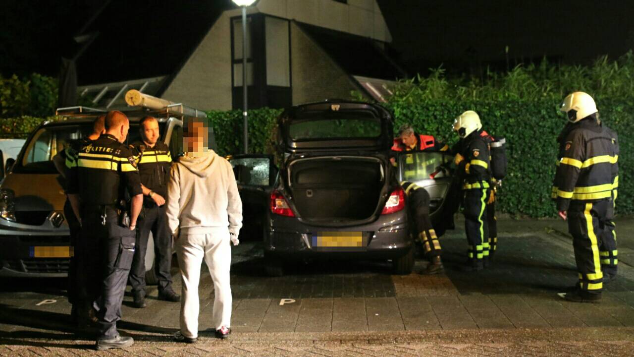 Brandweerlieden controleren of de vlammen gedoofd zijn. (Foto Mathijs Bertens/Stuve fotografie)