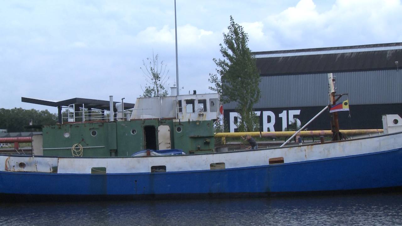 Het schip ziet er gehavend uit.