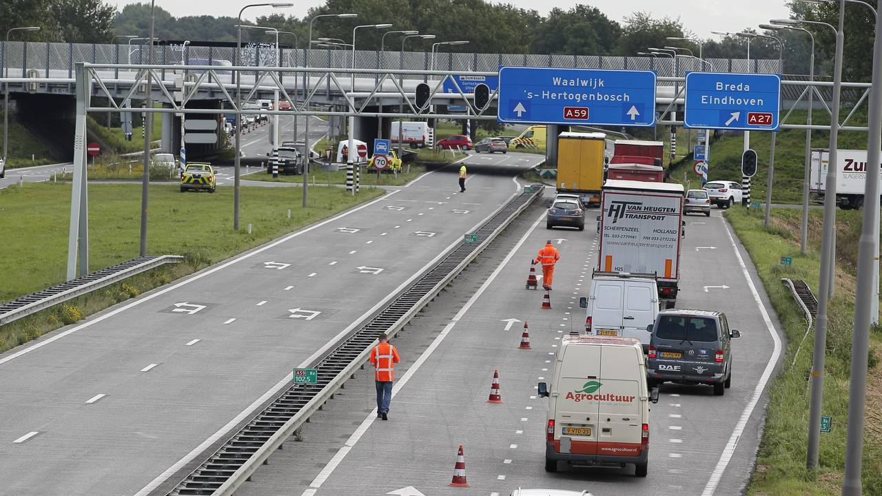 De stoplichten zijn buiten werking. (foto: Marcel van Dorst/SQ Vision)