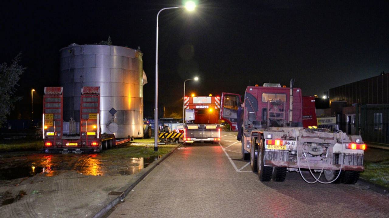 Dieplader met silo rijdt zich vast (foto: Diederik Cools/ Stuve Fotografie)