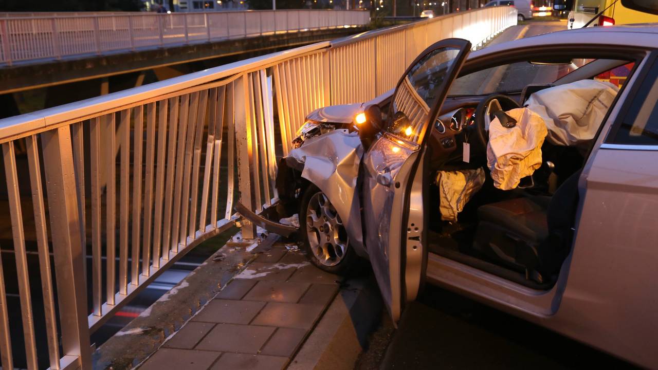 Het hek voorkwam dat de auto van het viaduct stortte. (Foto: Gabor Heeres/SQ Vision)
