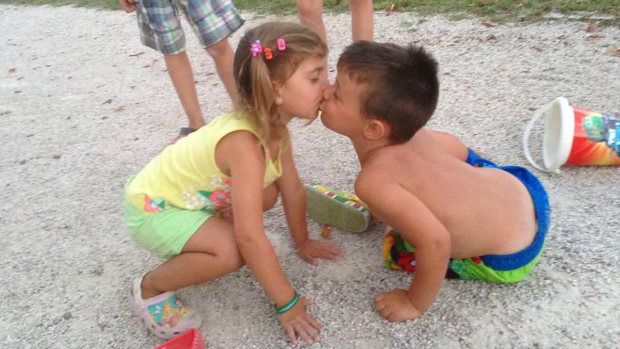 Eliah heeft zijn vakantieliefde Amélia gevonden (archieffoto: Facebook Doreen Engelen).