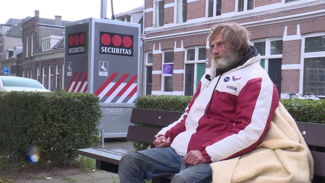 Zwerver Ronald van Houten wordt 24 uur per dag beveiligd met dank aan zijn overbuurman