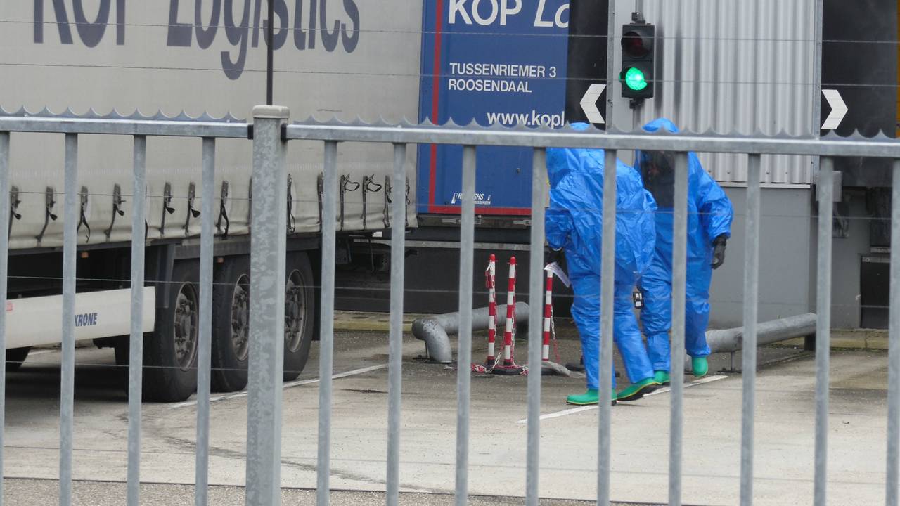 De brandweer doet onderzoek. (foto: Alexander Vingerhoeds/Obscura Foto).