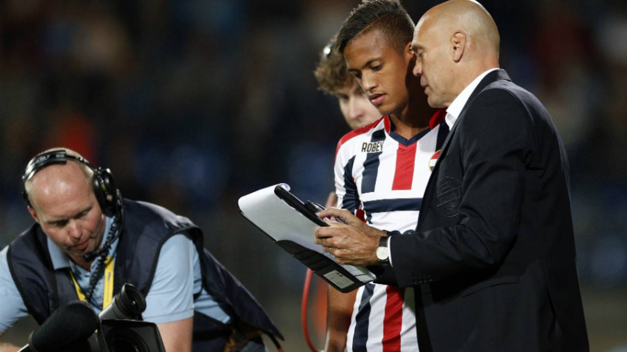Richairo Zivkovic krijgt instructies van trainer Jurgen Streppel