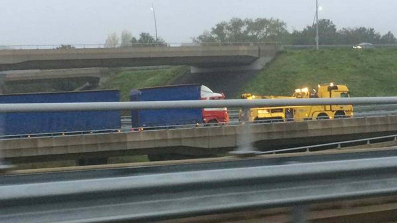 De veroorzaker van de file op de A2. (Foto Twitter: Sander van Gils, @sandervgils84)