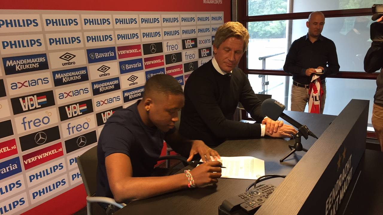 Steven Bergwijn tekent zijn contract