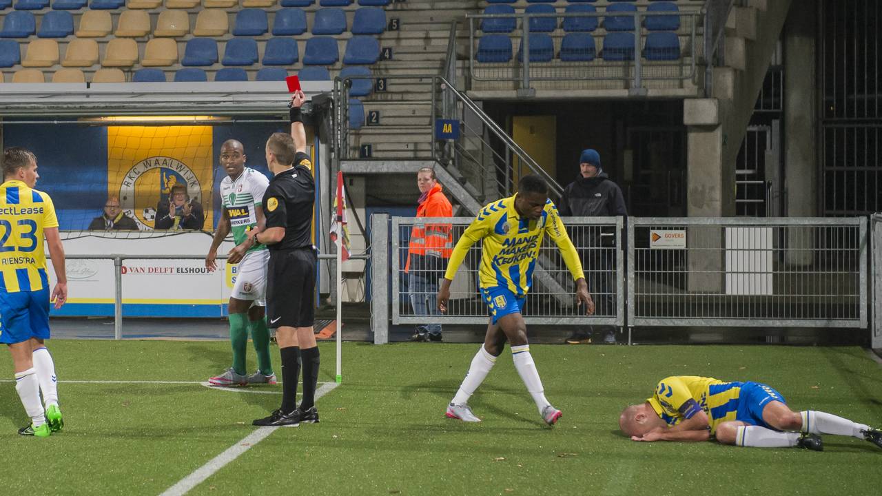Curiel van FC Dordrecht kreeg een rode kaart van scheidsrechter Gerrets (Foto: VI-Images)