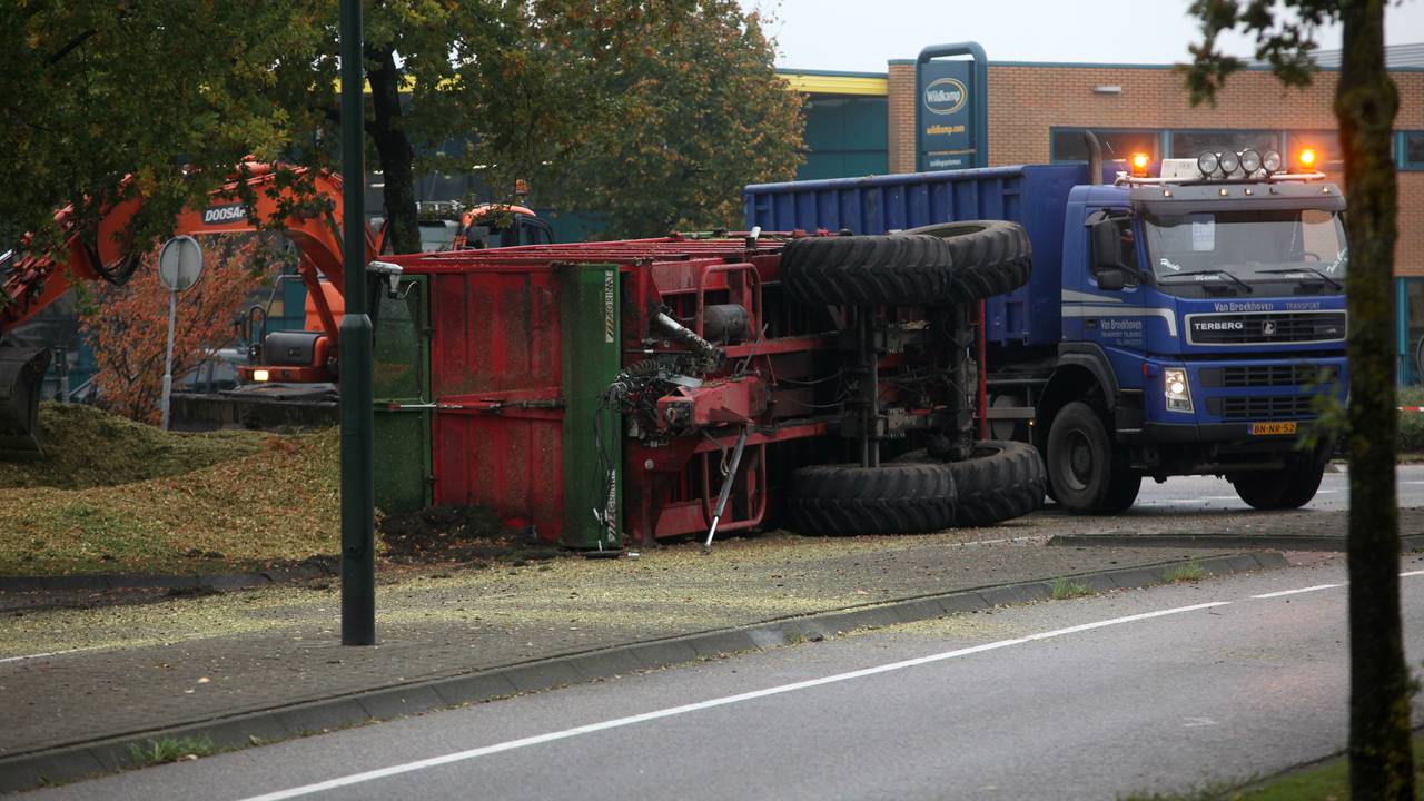 Maisgolf overspoelt voetgangerspad. (foto: Jeroen Stuve/Stuve Fotografie)