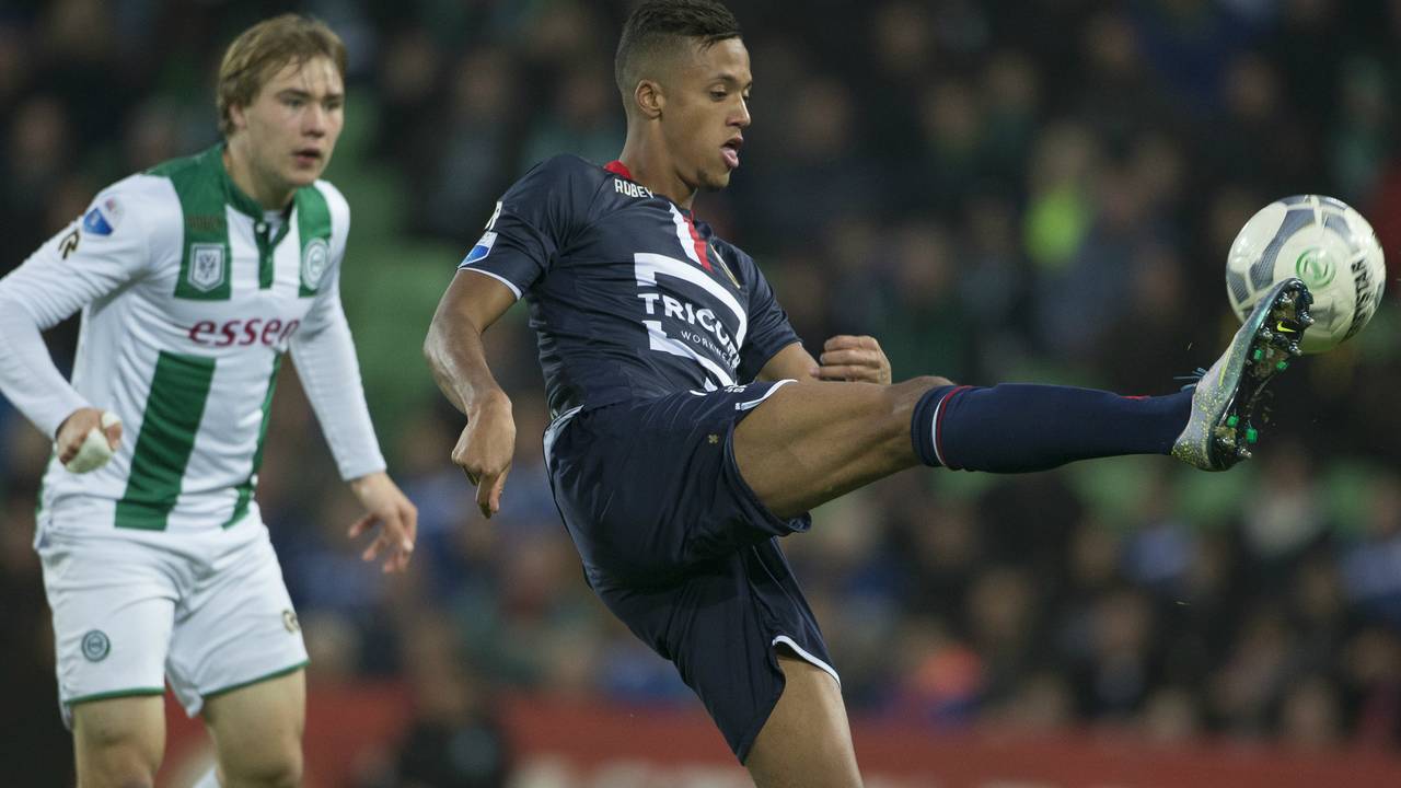 Richairo Zivkovic (R.) schermt de bal af voor Simon Tibbling van FC Groningen (Foto: VI-Images)