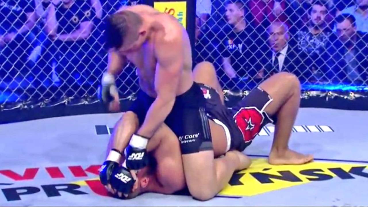 Verhoeven verslaat tegenstander (bron: Achmed Akkabi / Twitter)