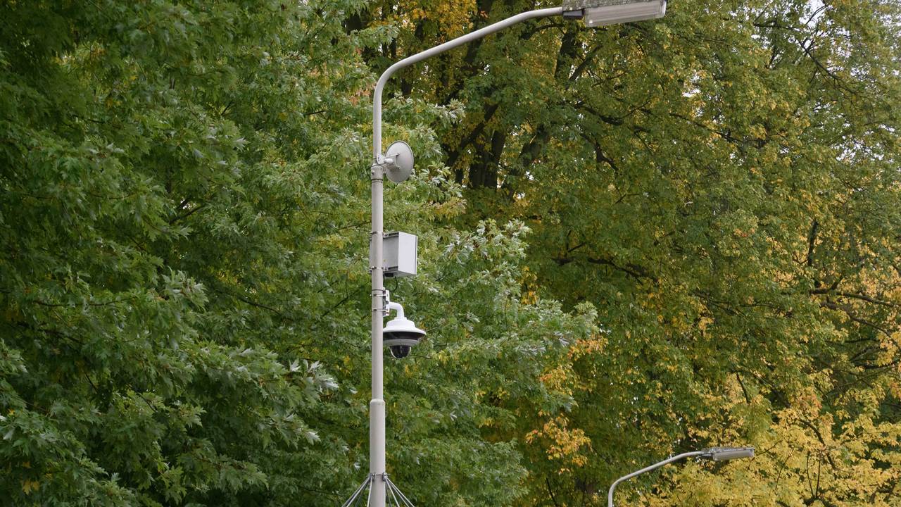 De camera hangt nu aan een lantaarnpaal. (foto: Tom van der Put/SQ Vision).