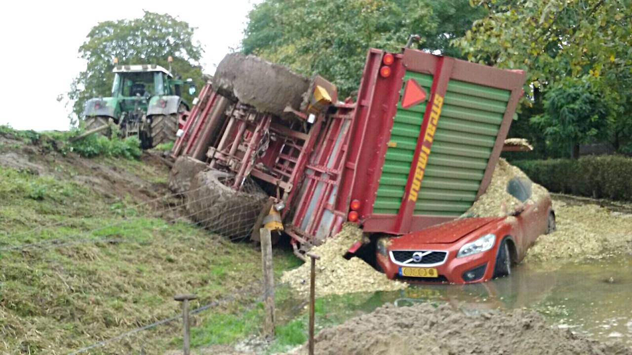 De maïswagen belandde boven op de auto