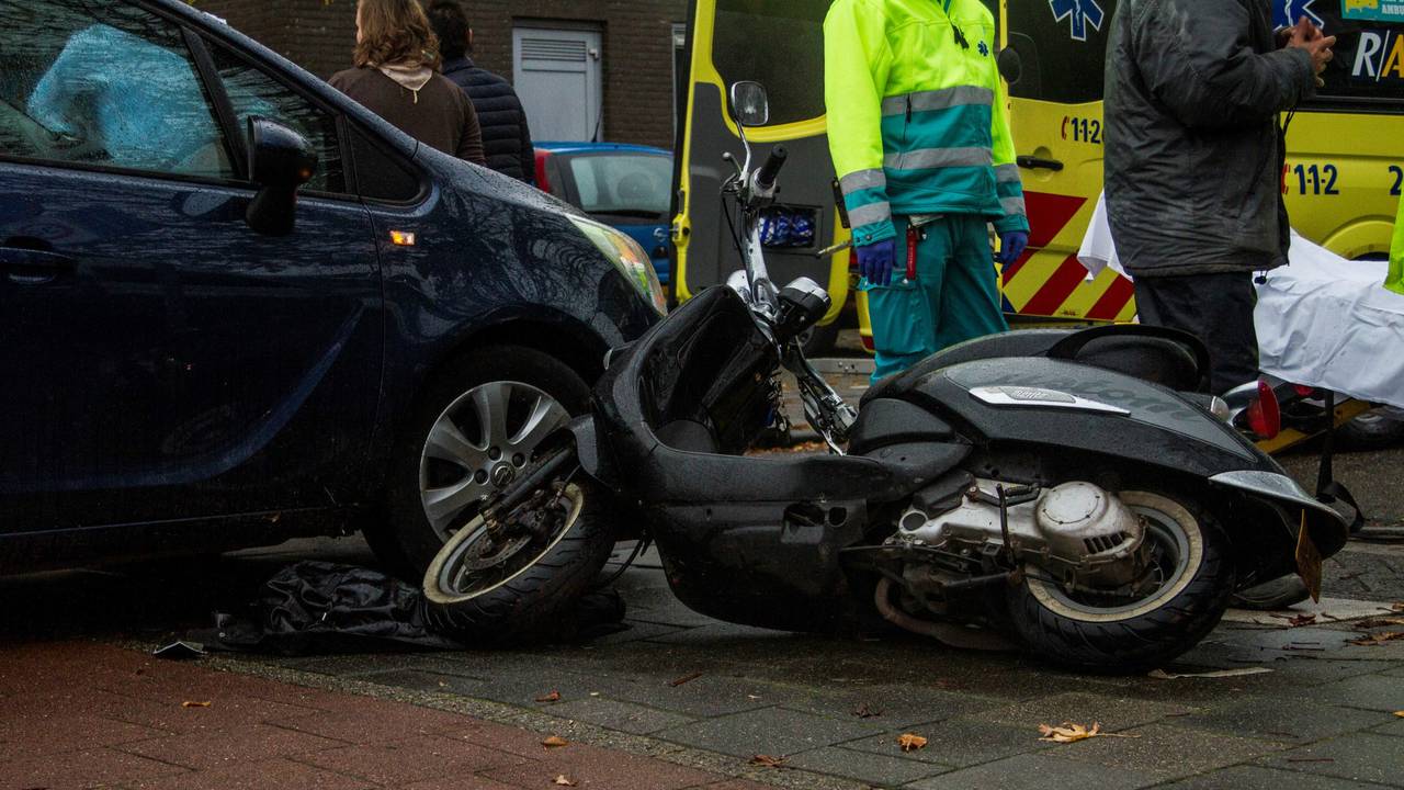 De scooterrijder raakte gewond. (foto: Alexander Vingerhoeds/Obscura Foto).