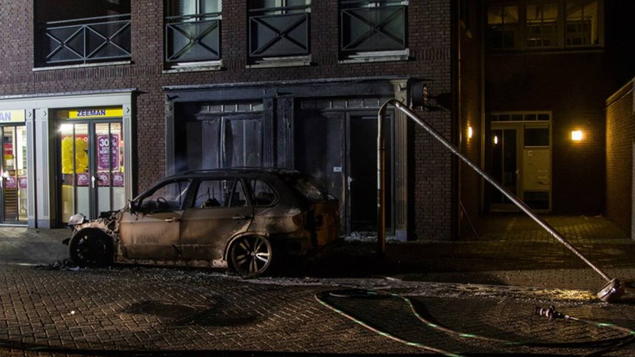 De auto van de burgemeester ging in vlammen op