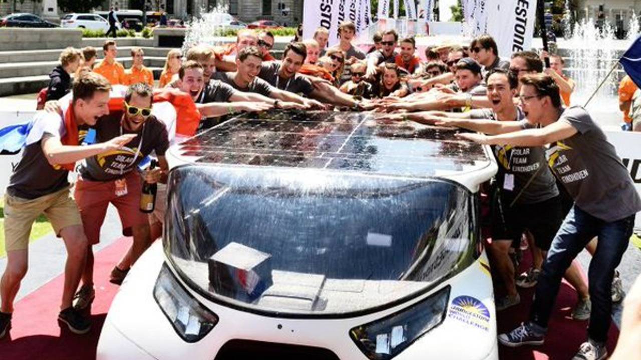 Vreugde bij het team van de TU/e na de finish in Adelaide (Foto: Twitter @solarEHV)