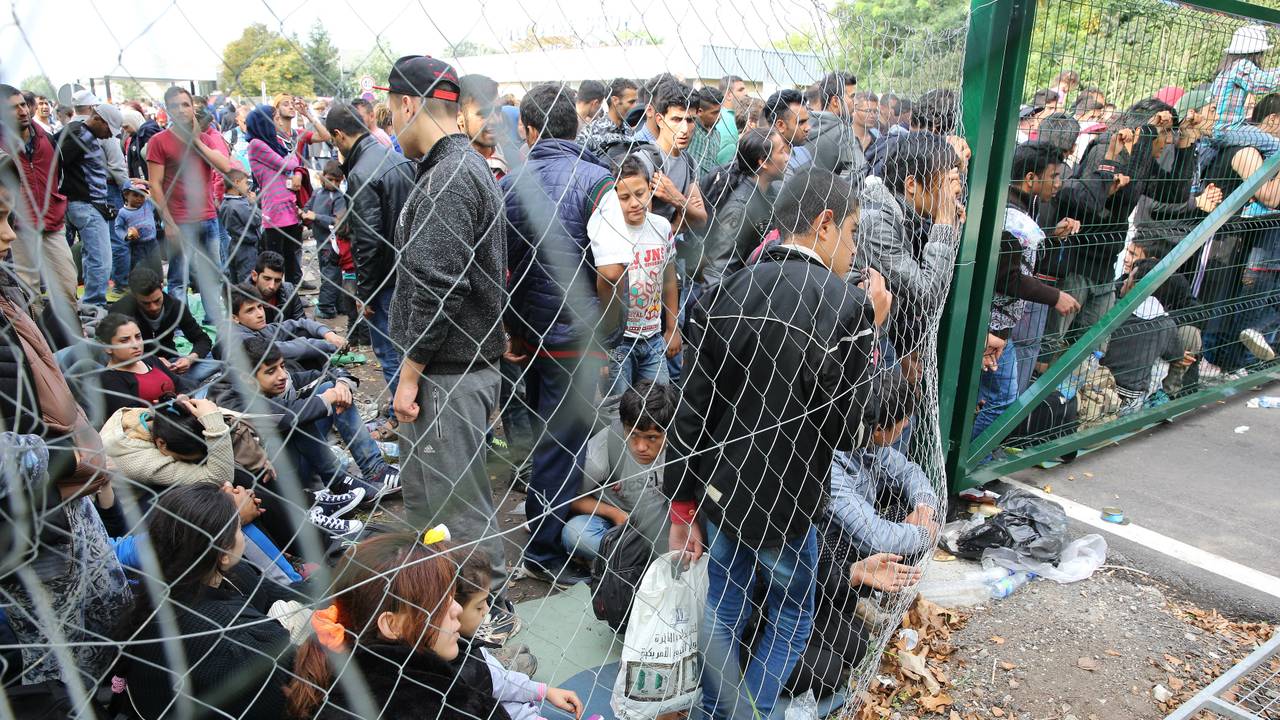 De vluchtelingen voor de grens met Hongarije