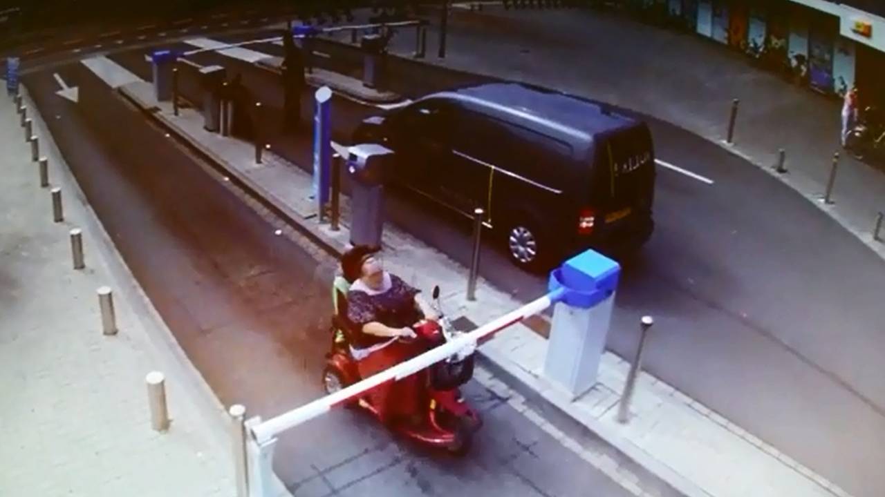 De vrouw verwacht dat de slagboom opengaat