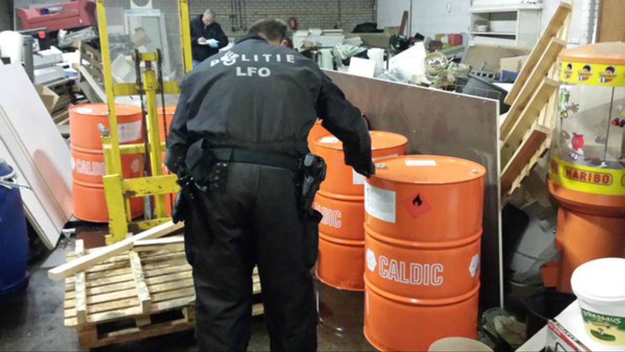 De politie vond chemicaliën voor de productie van drugs. (foto: Politie/Twitter)