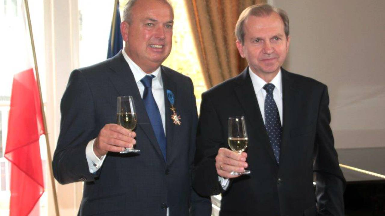 Onderscheiding voor Van der Velden. (foto: W. Vermeeren/Generaal Maczek Museum)