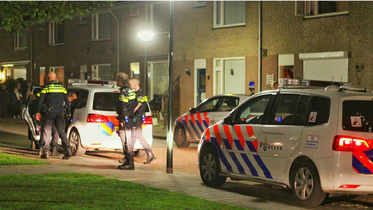 De politie kwam met vijf auto's naar de Amundsenstraat.