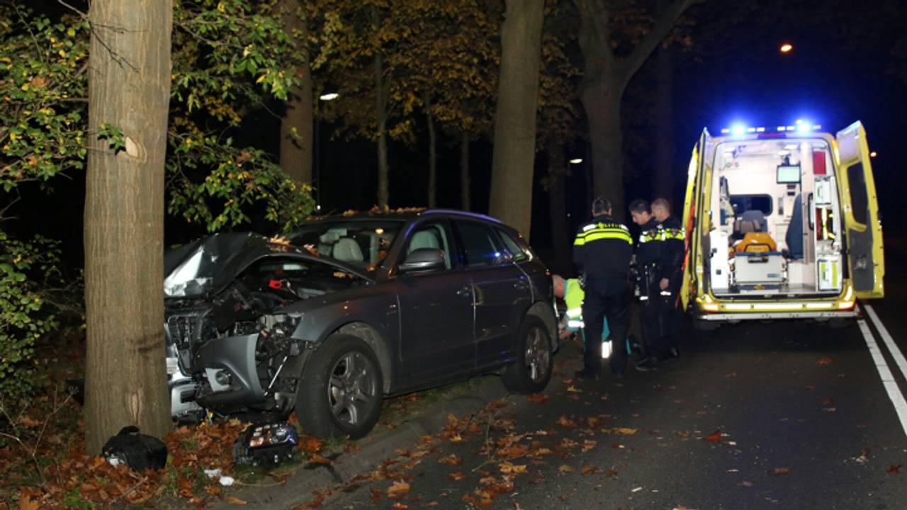 Auto tegen boom (foto: Mathijs Bertens / Stuve fotografie