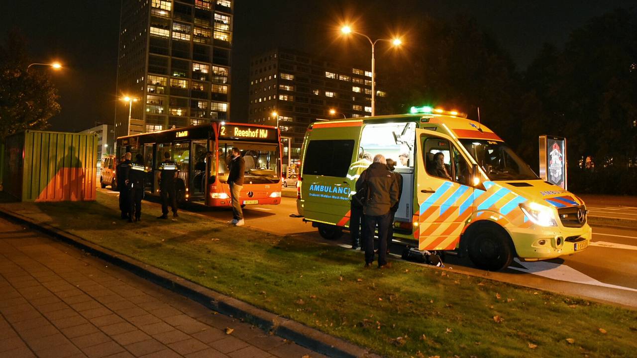 Stadsbus vol in de remmen in Tilburg, vijf gewonden naar ziekenhuis (Foto: Toby de Kort)