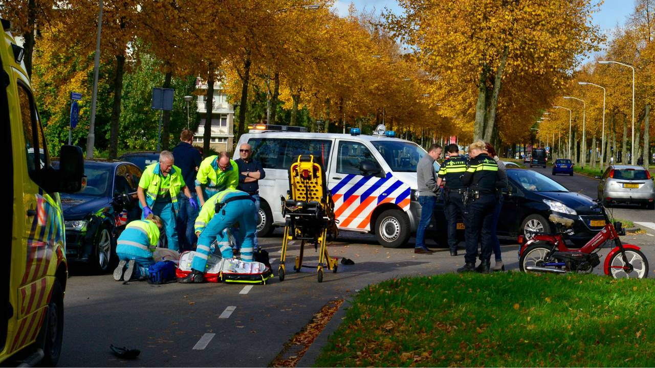 Brommerrijder zwaargewond in Breda. (foto: Rob de Haas/Mainstay Media)