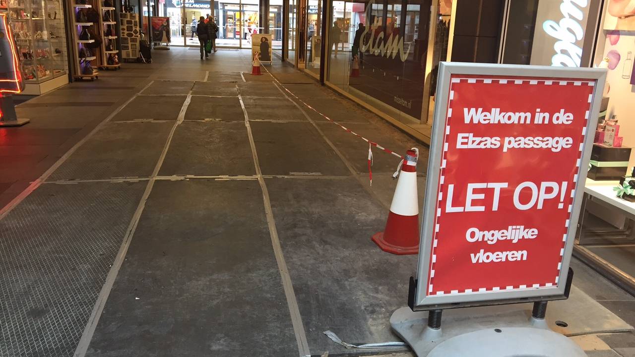 Nog steeds waterschade in Elzaspassage Helmond (Foto: René van Hoof)