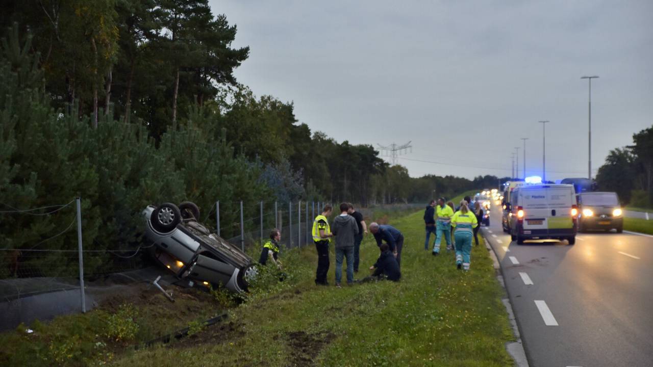 Auto over de kop op Burgemeester Letschertweg. (foto: Jack Brekelmans/Persburo-BMS).
