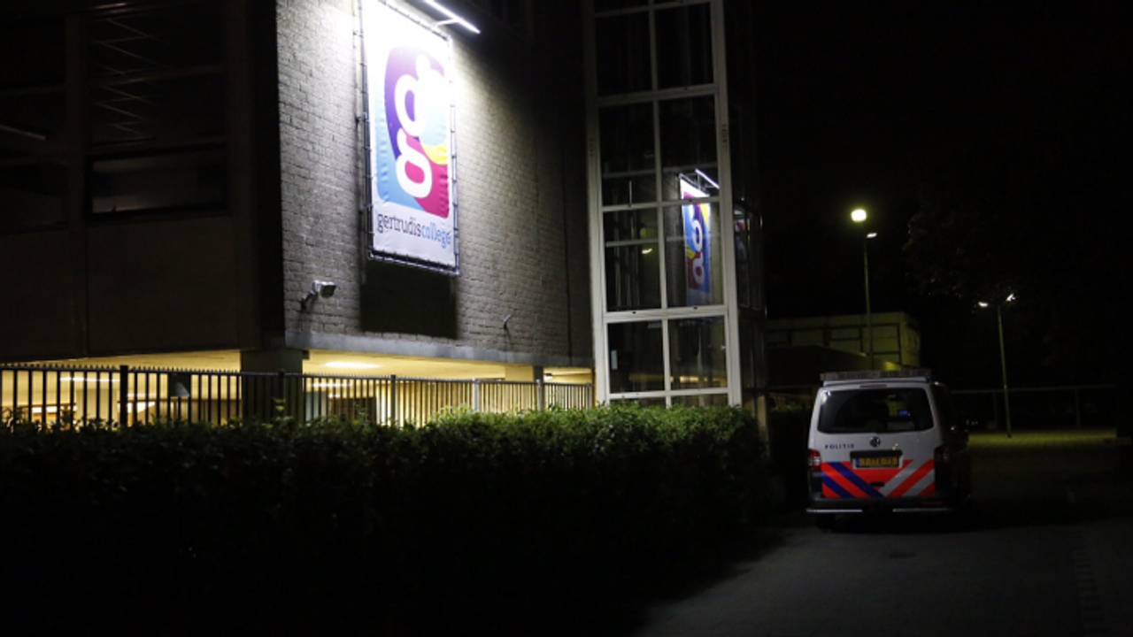 Politie bij het Gertrudis College (foto: Christian Traets / SQ Vision)