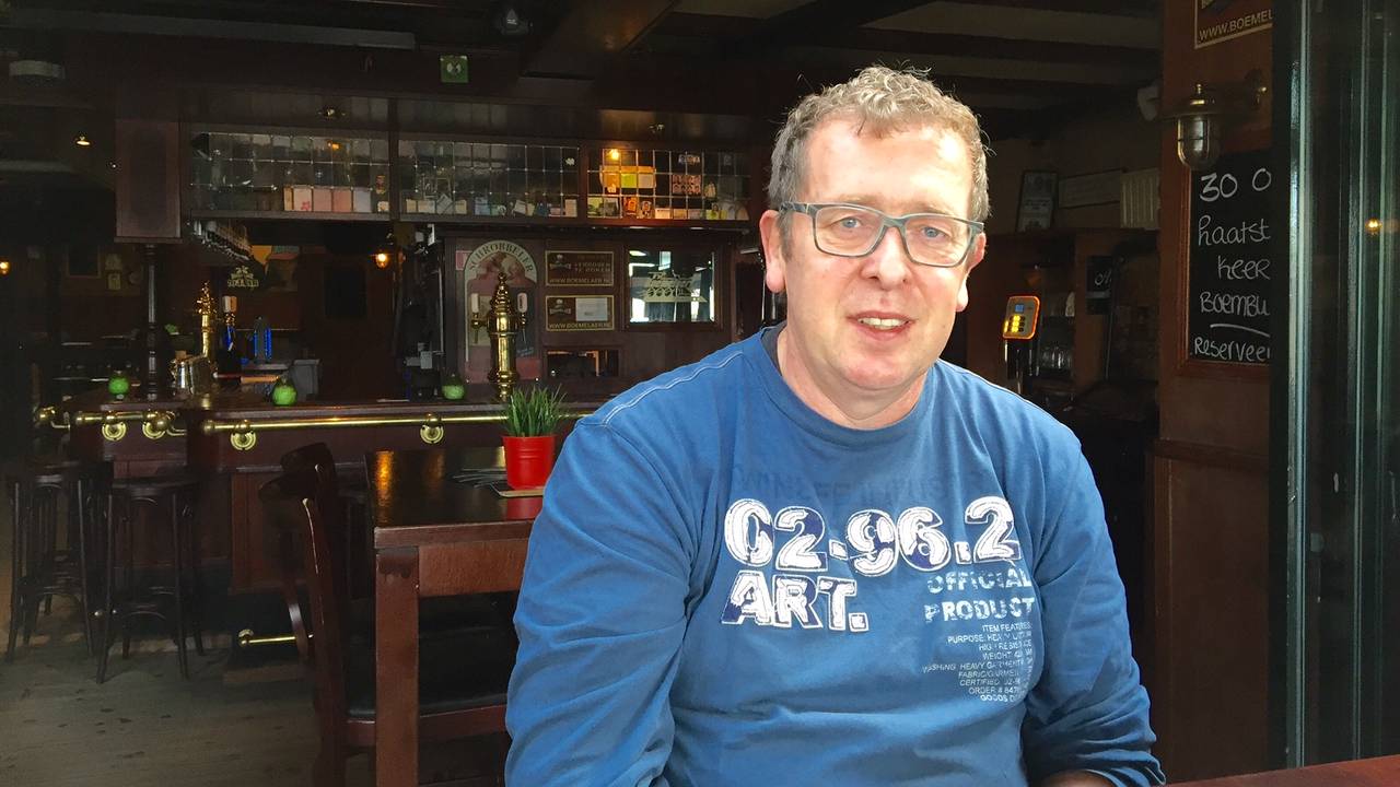 Hans van de Ven van café De Boemelaer in Someren is er kapot van dat zijn zaak gedwongen is gesloten