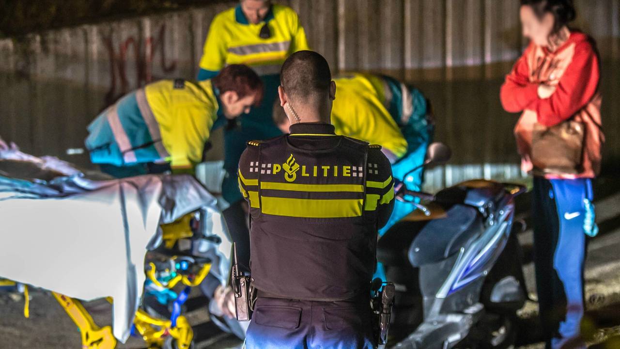 Scooter tegen stoeprand in Nuenen. (foto: Rob Engelaar/Infocus Media)