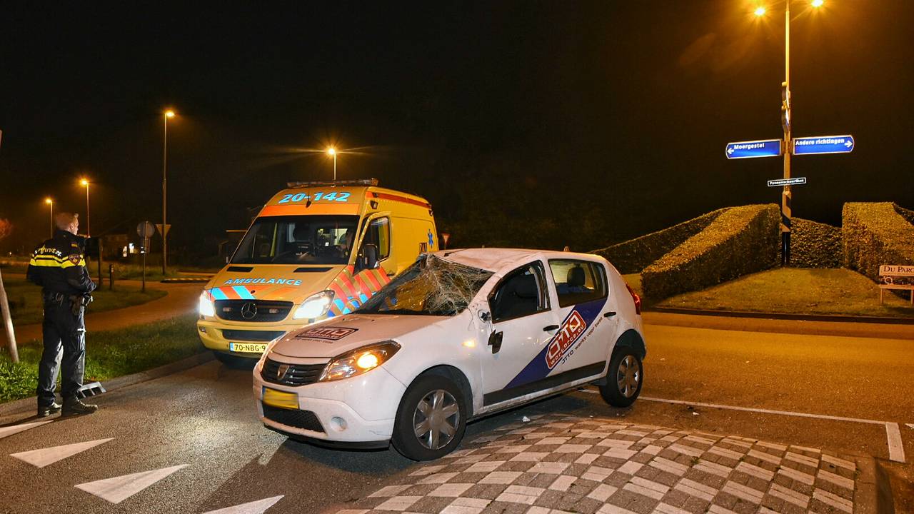 Werklui slaan met auto over de kop. (foto: Toby de Kort/De Kort Media)