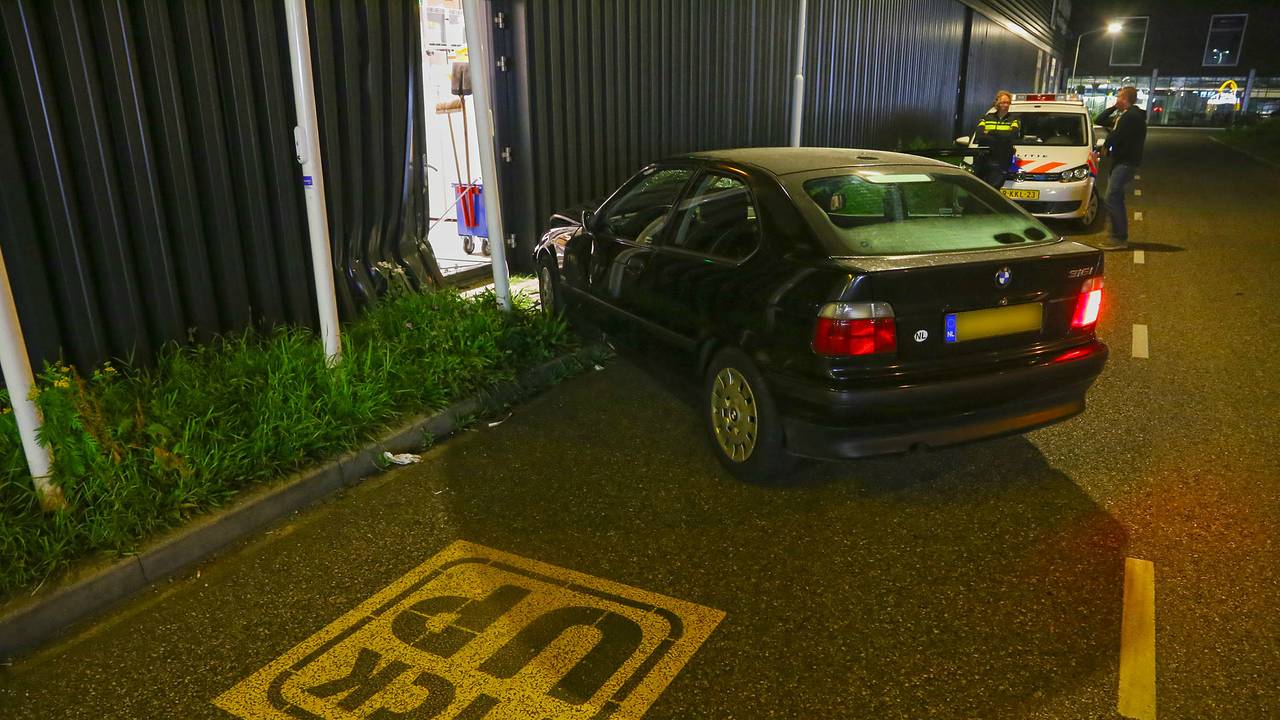 Auto tegen Jumbo Pick Up Point. (foto: Gabor Heeres/SQ Vision)