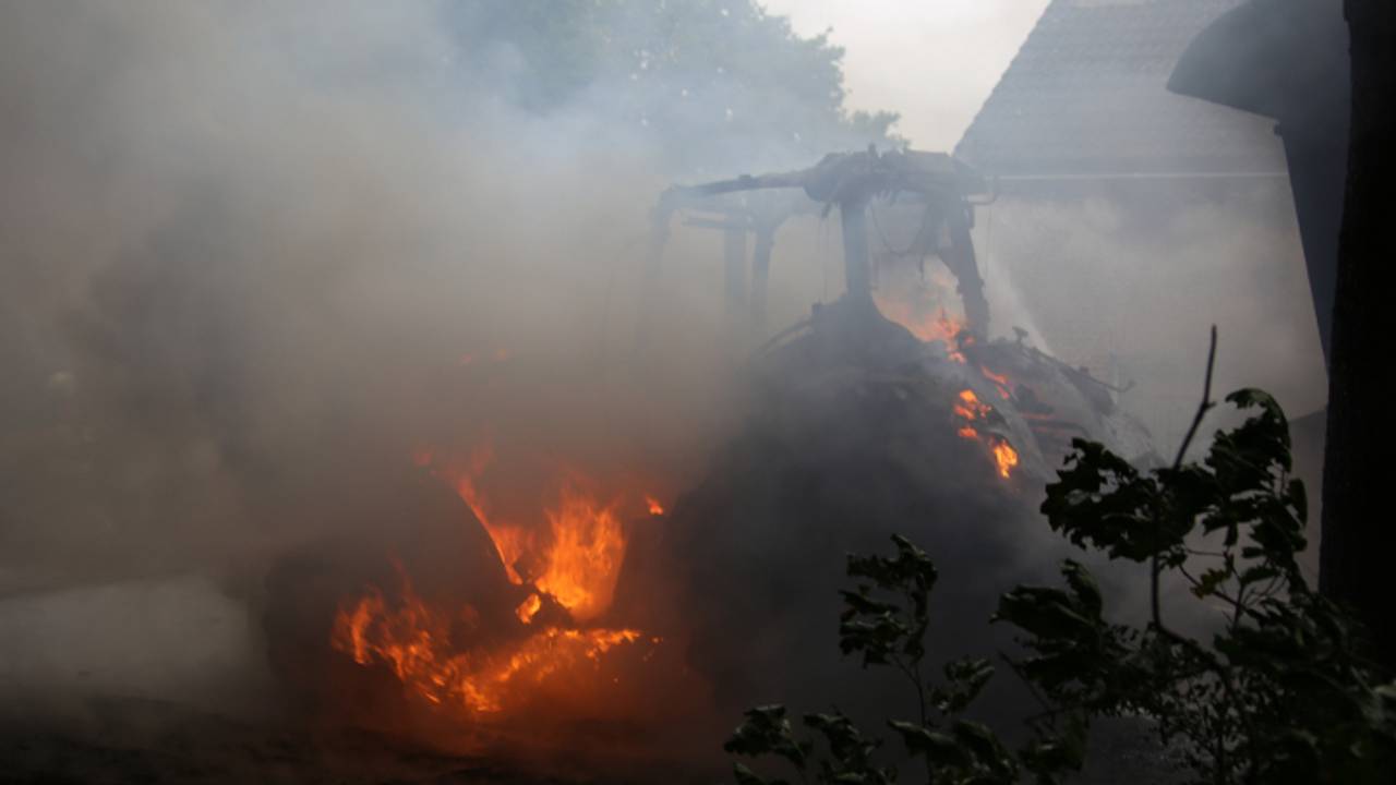 Tractor in brand (foto: AS Media)