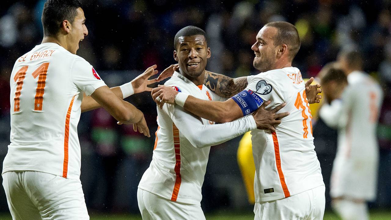 Oud-PSV'er viert zijn openingstreffer met Sneijder en El Ghazi (Foto ANP)