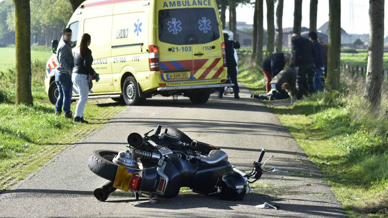 Motorrijder en fietser botsen. (foto: Maickel Keijzers/Hendriks Multimedia)