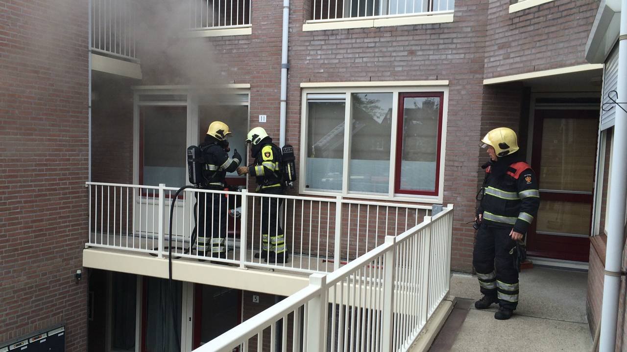 Brandweerlieden aan de slag in Waalre (foto: Hans van Hamersveld).