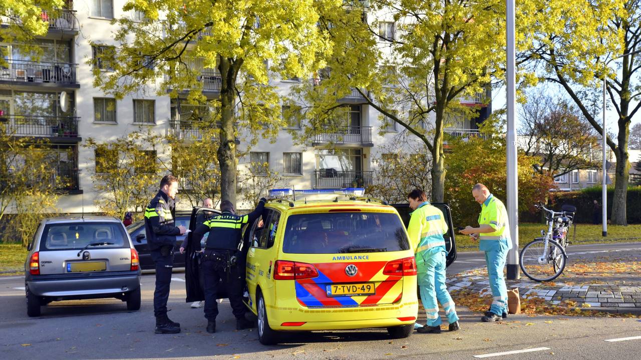 Het slachtoffer wordt in de ambulance geholpen.  Foto Jules Vorselaars/JV Media