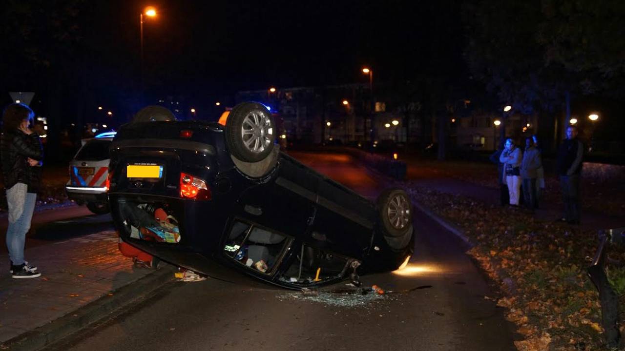 De auto belandde ondersteboven op de weg. (foto: Martijn van Bijnen/FPMB).