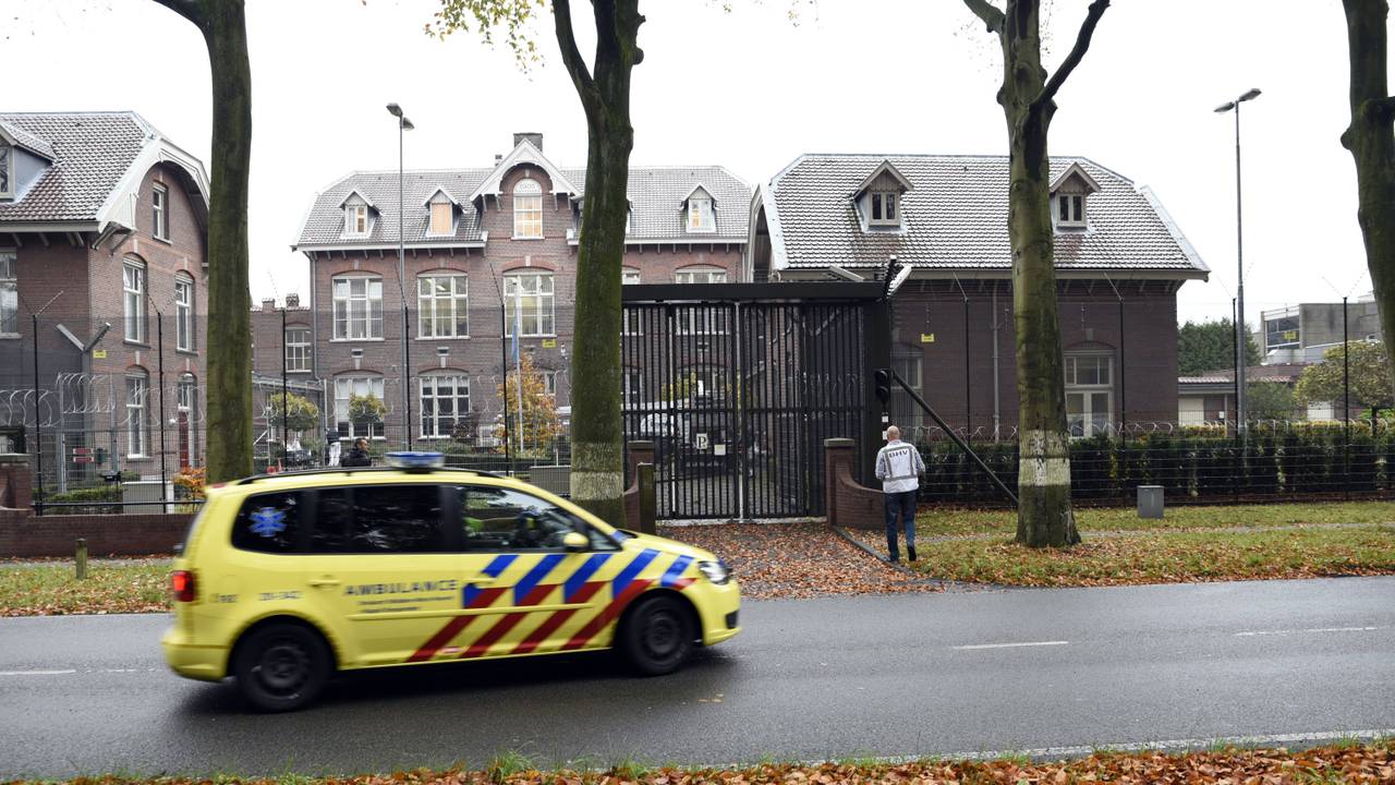 De ambulance arriveert bij Den Hey-Acker. (foto Tom van der Put/MaRicMedia)