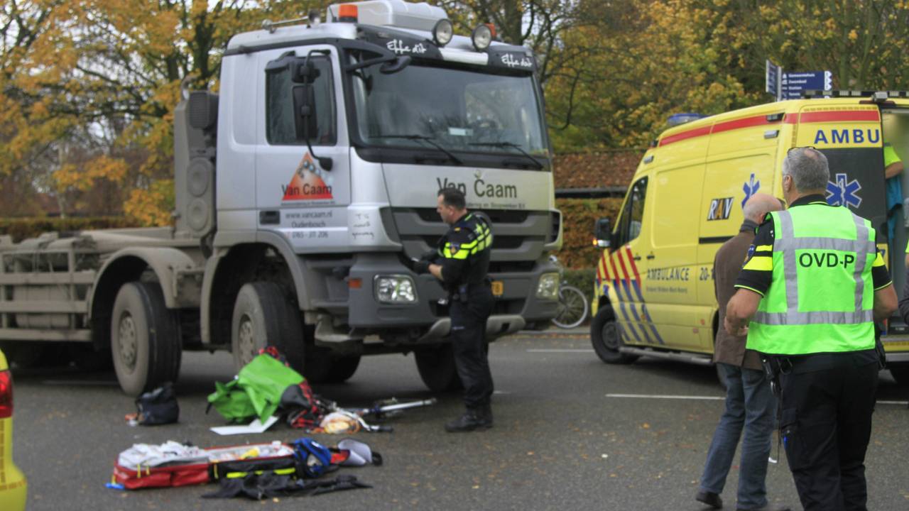 Bij het ongeval raakte de fietsster gewond. (foto: Alexander Vingerhoeds/Obscura Foto).