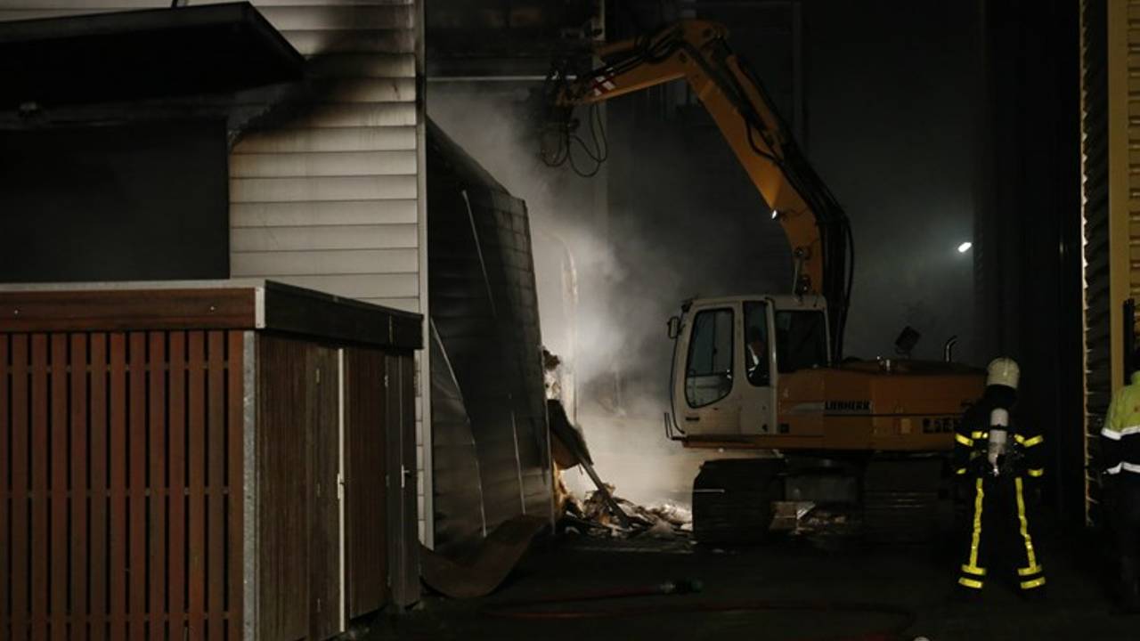 Brandweer is aan het nablussen.  Archieffoto Christian Traets/MaRicMedia