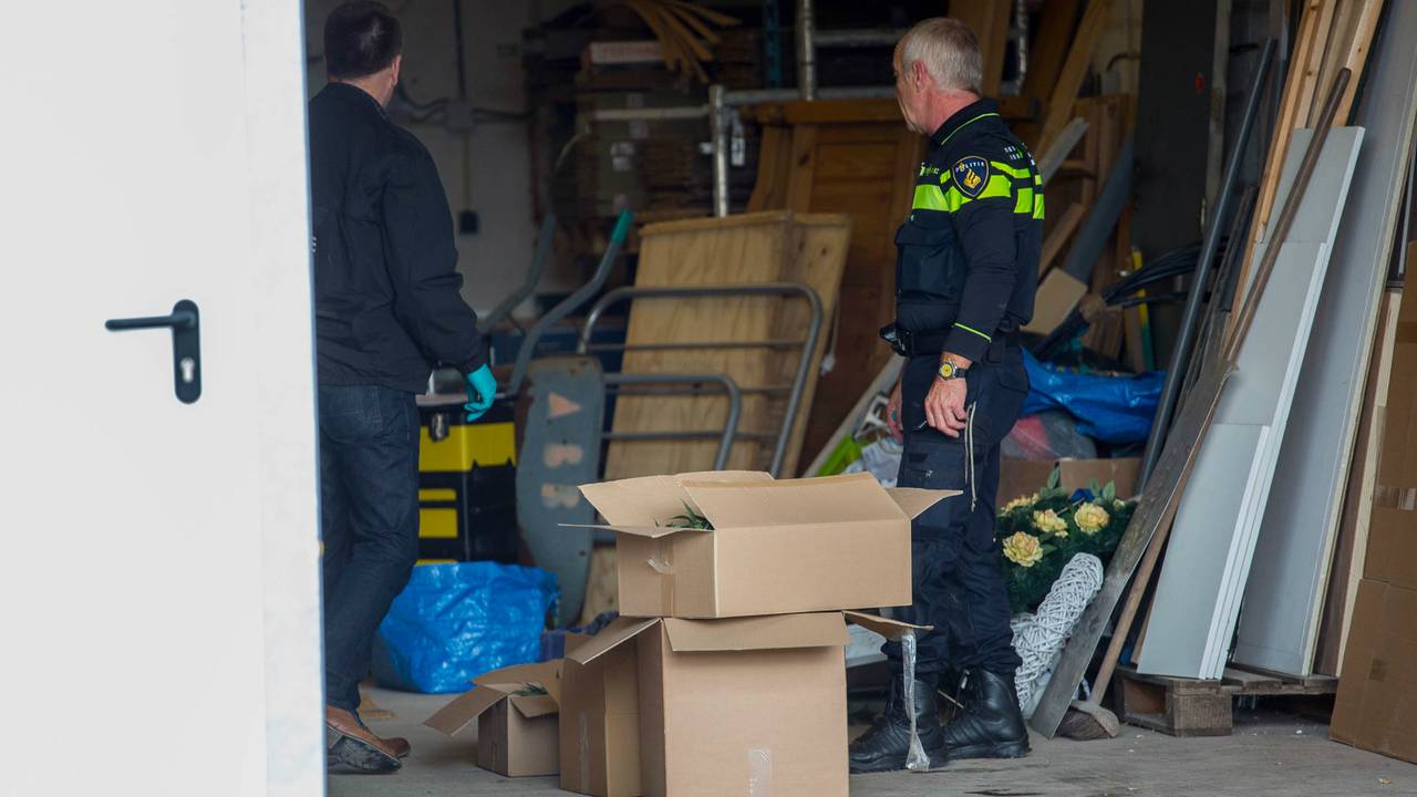De politie vond hennepstekjes in Steenbergen. (foto: Marcel van Dorst/SQ Vision).