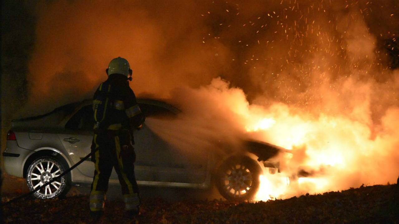 De auto werd volledig verwoest. (Maickel Keijzers/Hendriks Multimedia).