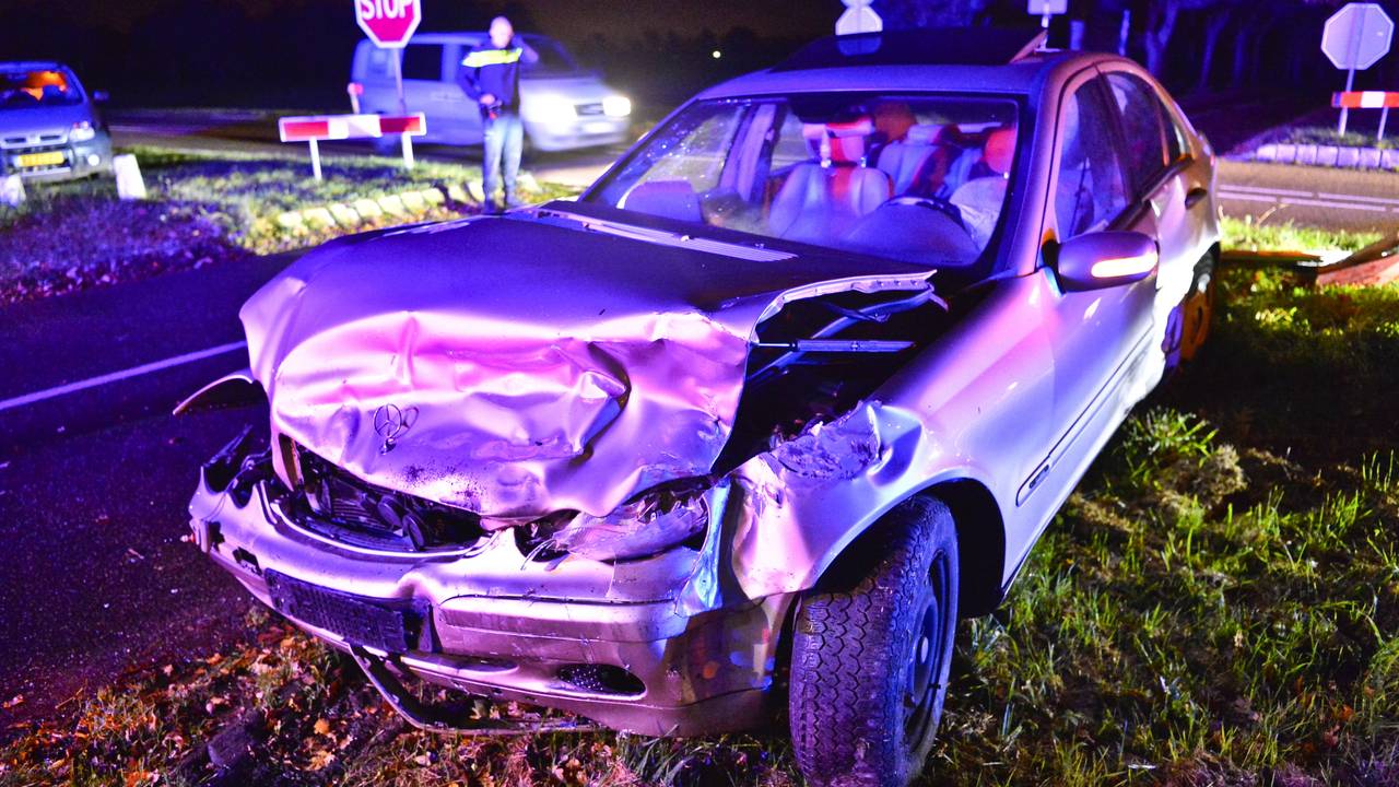 Auto botste op een andere bij deze 'beruchte' oversteekplaats. (Foto: Rico Vogels)