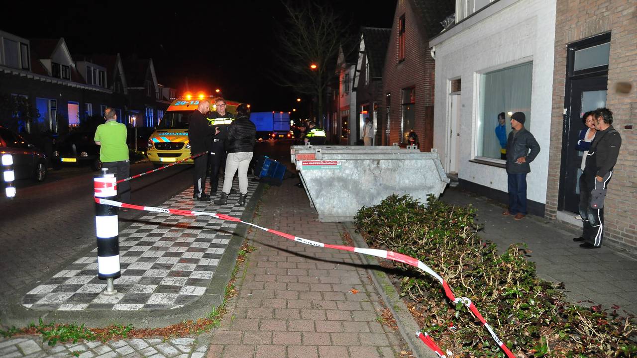 Pizzabezorger knalt op container. (foto: Marvin Doreleijers/FPMB)