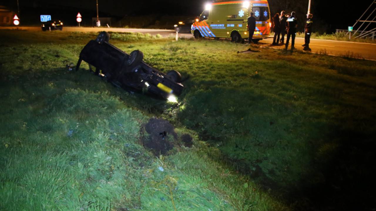Auto in de sloot (foto: AS Media)
